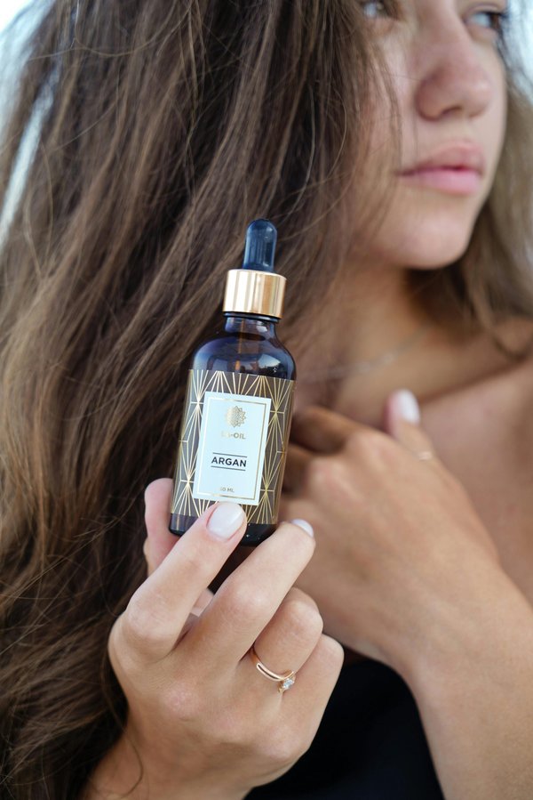 Découvrez l'huile d'argan bio : l'or du désert pour votre peau et vos cheveux.